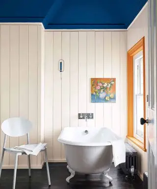 Salle de bain avec lambris et rolltop
