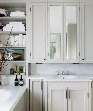 salle de bain avec vanité blanche