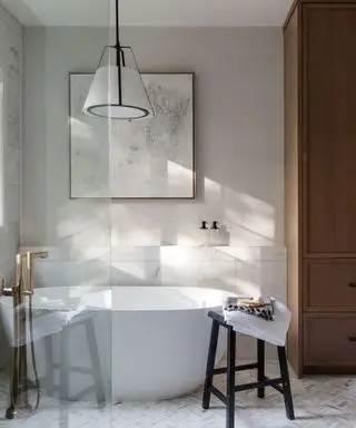 salle de bain moderne et neutre