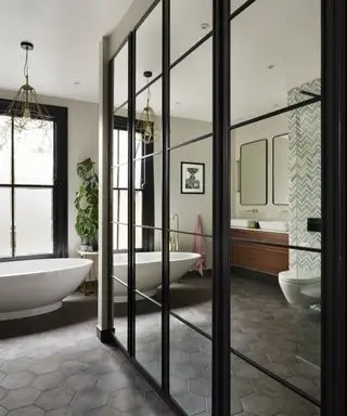 Une grande salle de bain avec meuble de rangement miroir