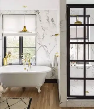 Salle de bain en blanc avec décor en marbre et douche