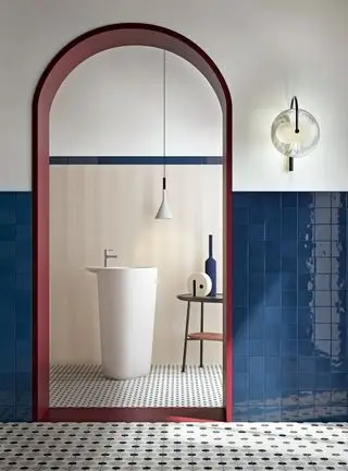 Salle de bains moderne avec cadre de porte incurvé