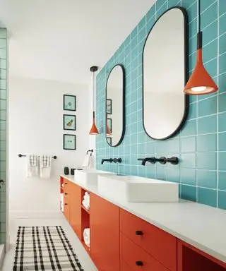 salle de bain bleue et orange