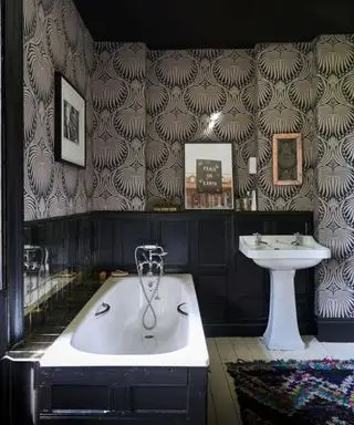 Salle de bain noire avec papier peint