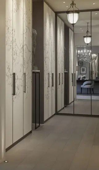 dressing/penderie avec chinoiserie sur les portes, portes vitrées miroir