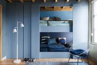 Idee für ein gemeinsames Schlafzimmer mit integrierten Etagenbetten aus blau lackiertem Holz in einem komplett blauen Design.