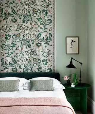 Små soveromsideer med et stoffveggbelegg i en blekgrønn plan med dempet rosa aksenter.
