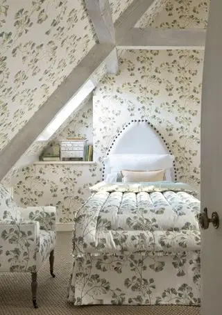 colefax og fowler leafy utskrifter i et hytte soverom