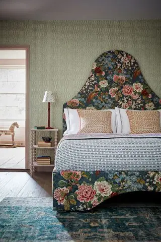 짙은 녹색과 꽃무늬 침대를 보여주는 머리판 아이디어의 예