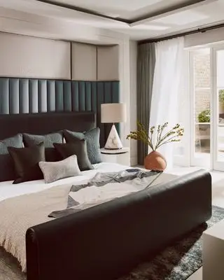 검은색 가죽 헤드보드와 그에 어울리는 베이스보드