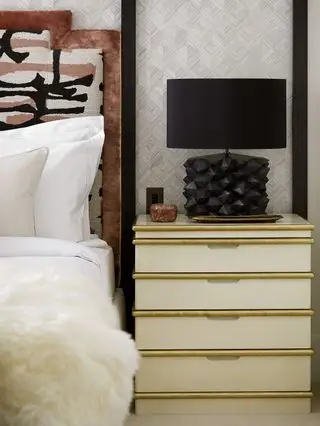 검은색과 불에 탄 빨간색 선 패턴이 있는 흰색 내부 레이어가 있는 머리판의 불에 탄 빨간색 벨벳 윤곽선