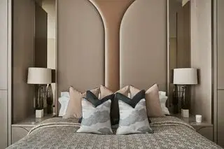 머리판과 베개가 가까이 있는 침대가 있는 침실