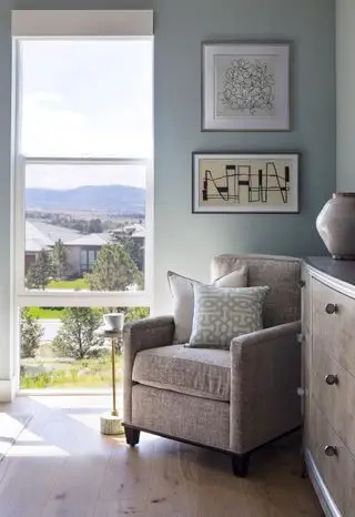 Spálňový kút s kreslom, oknom a konferenčným stolíkom