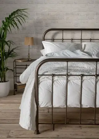 Lit en fer Henry de la collection Period Living chez Wrought Iron & Brass Bed Co
