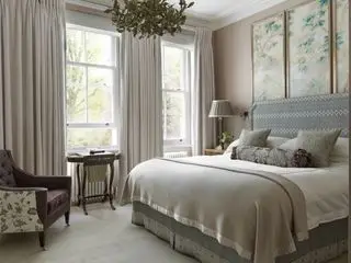 핑크 실크 벽지로 마감된 K & H Design의 편안한 침실 아이디어 인테리어