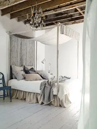 Gris by Romo의 Damaris에 패브릭 캐노피가 있는 편안한 침실
