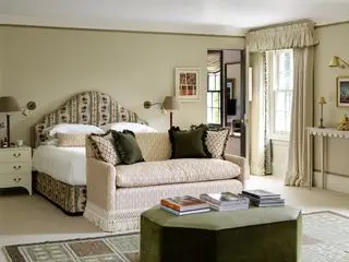 편안한 침실 아이디어 좌석이 있는 Salvesen Graham 베이지색 침실