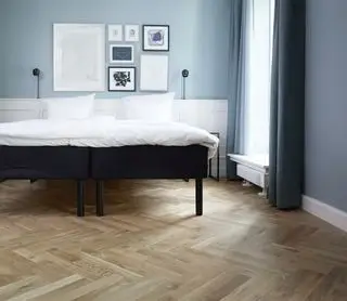 Parquet à chevrons dans une chambre