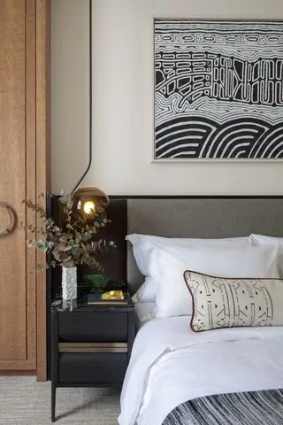 stammekunst over sengen i soveværelset af Kitesgrove