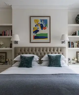 벽 조명이 있는 침실을 위한 책장 아이디어