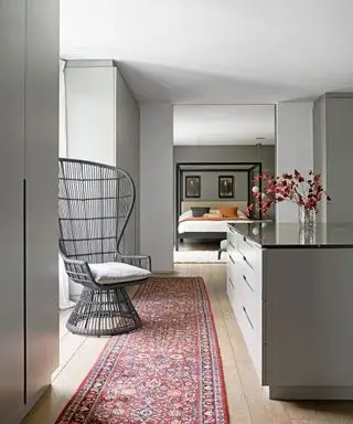 탈의실을 통과하는 메인 침실 아이디어