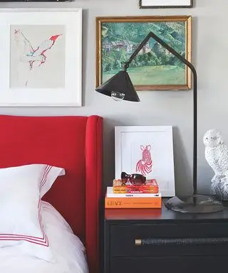 chambre avec lit double et table de nuit avec lampe