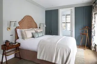 moderne soverom fra Kitesgrove med rotting vegglamper