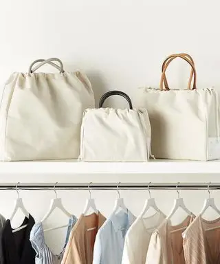 Prachový sáček s organizérem kabelky