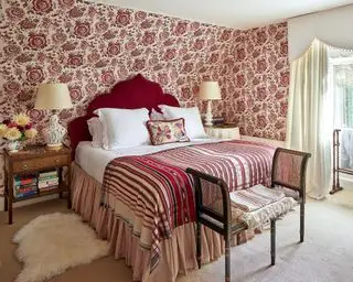 Idées de couleurs de chambre rouge avec papier peint à fleurs