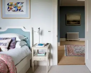 Dormitorio con puerta abierta que conduce a otra habitación.