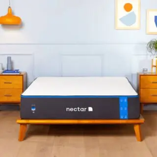 Un colchón viscoelástico Nectar Original en un dormitorio