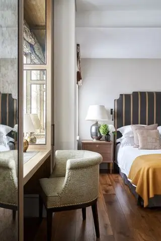 デスクを備えた寝室のレイアウト