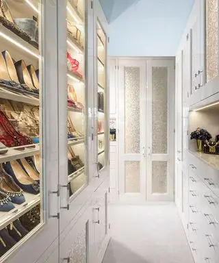 靴の収納を使った衣類の収納アイデア