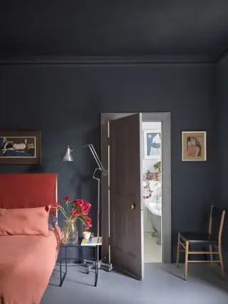 Mørkt minimalistisk soveværelse med rødt