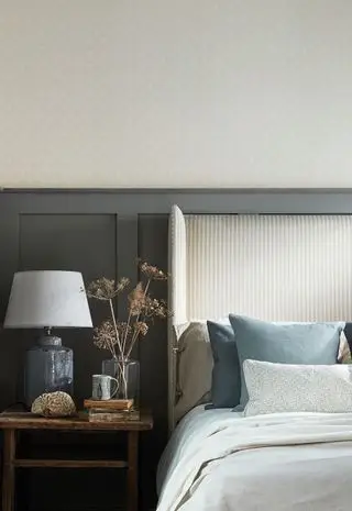 chambre avec panneau gris et papier peint dans le style d'une chambre cottage