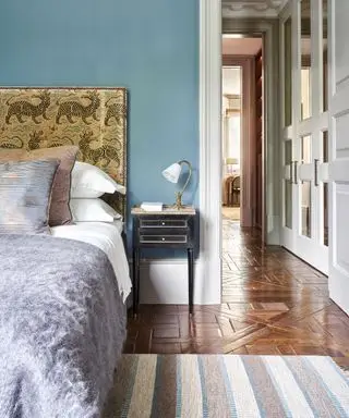 Hoved soveromsideer med teppe og blå vegg