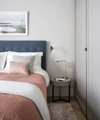 Hoved soveromsideer med grå vegger og rolige farger