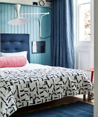 산뜻한 블루스 팔레트를 갖춘 해안 침실