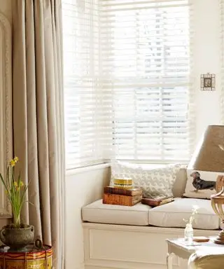 Rohové okno, sedadlo s podsedákmi, žalúzie