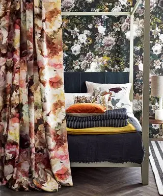 Idées de chambre romantique avec mur floral