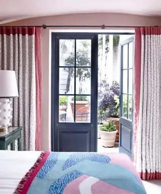 Chambre romantique avec rideaux d'intimité