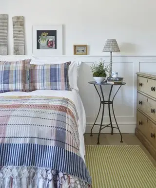 Soveromsteppeideer med stort gult og hvitt teppe på tregulv