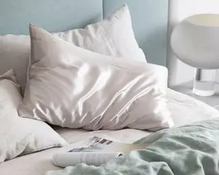 Hodvábna obliečka na vankúš Cultiver v štýle bielej spálne