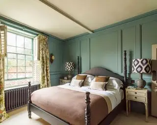 Zelená izba s posteľou s baldachýnom ilustrujúca nápady na luxusnú spálňu.