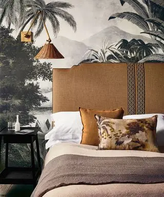 Dormitorio pequeño con mural tropical en blanco y negro