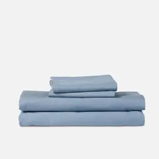 La mejor ropa de cama apilada sobre fondo liso