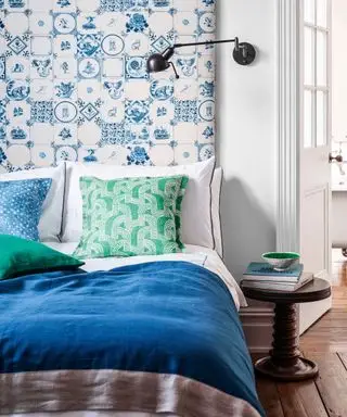 חדר שינה עם מצעים כחול לבן