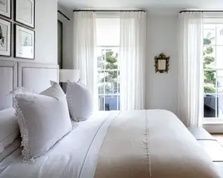 חדר שינה עם מצעים לבנים