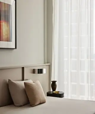 Neutrálna, prirodzene osvetlená spálňa s priesvitnými bielymi závesmi