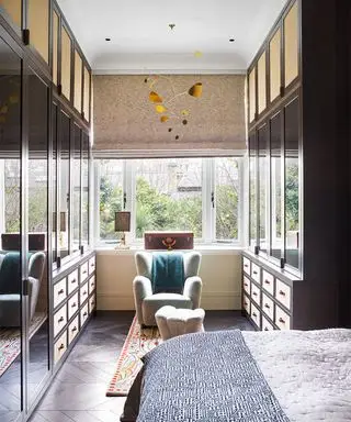 Idées de lit de petite chambre avec dressing et armoires à glace